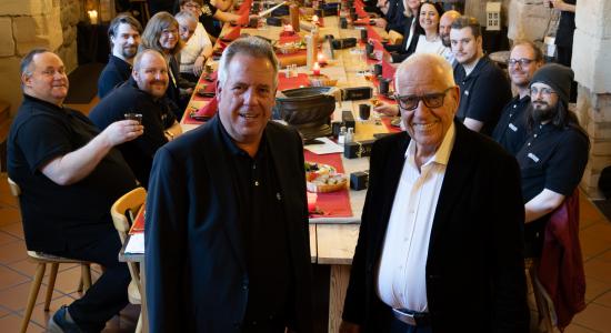 Jochen und Winfried Langer vor der Tafel